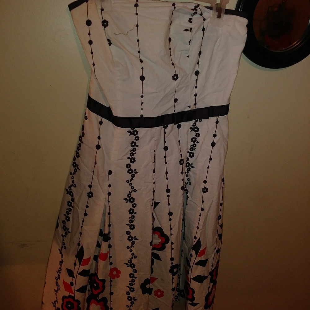 White strapless designed dress